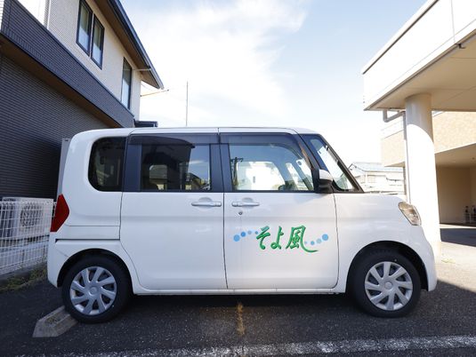 施設外観と送迎車