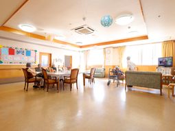 光が差し込む明るいラウンジ