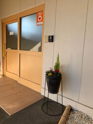 AED標識のある玄関