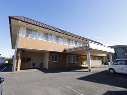 明るい外観の建物