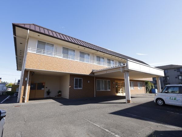 明るい外観の建物