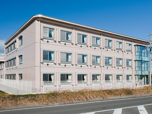 三階建ての建物外観  
