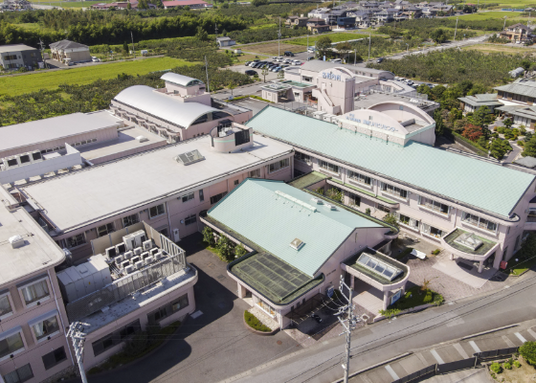 広々とした施設の外観
