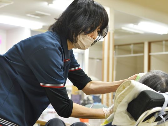 職員が利用者を介助する様子  