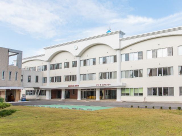 広がる白い建物の外観