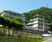 緑豊かな建物の外観