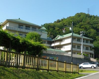 緑豊かな建物の外観