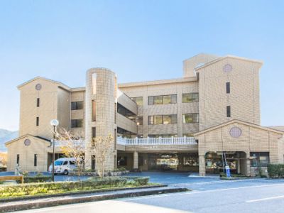 明るい外観の建物