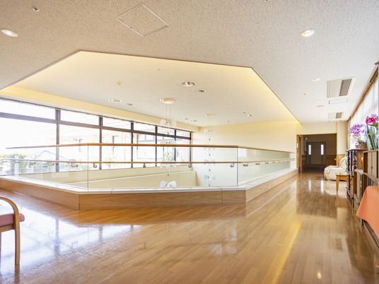 自然光が差し込む廊下