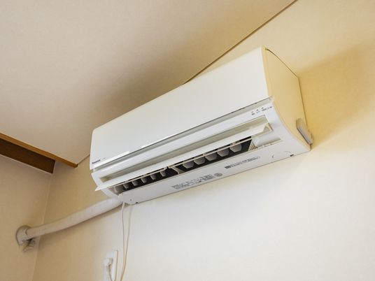 壁に設置されたエアコン
