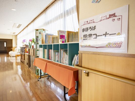 明るい廊下の図書コーナー