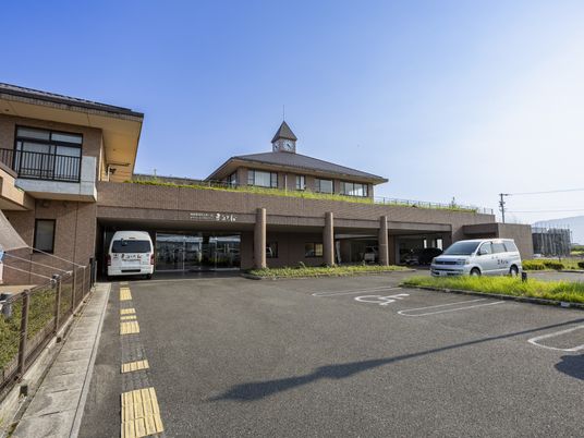 駐車場がある建物の外観