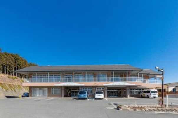 広い駐車場の外観