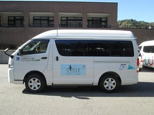 送迎車両が停車する外観  