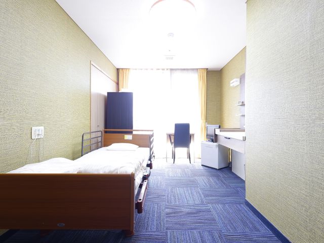 居心地の良い居室 居室 採光豊かな居室には、必要な家具が整えられ、個々の居住スペースが確保されています。快適な環境での勤務を望む方に適しています。