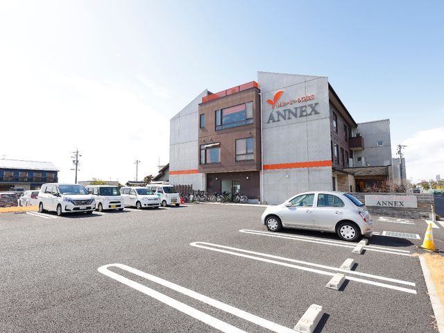 駐車場のある施設外観 外観 広々とした駐車場が備わっており、アクセスしやすい立地に位置する建物です。快適な勤務環境でのお仕事にご関心のある方に最適です。