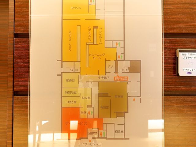 施設の案内図 フロアマップ 見やすい位置に設置された案内図は、ここでの生活をイメージしやすいです。配置された空間が一目で分かり、安心を感じさせます。