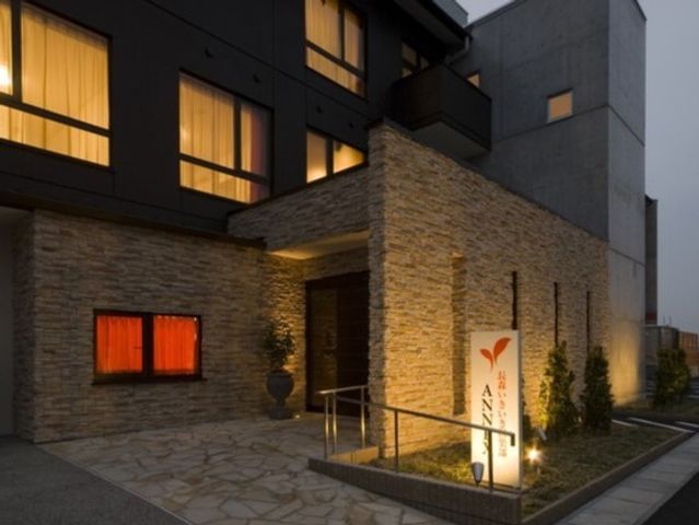 モダンな外観の建物入口
