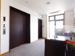 明るいエレベーターホール