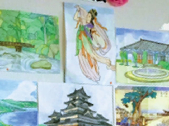 壁の掲示物 掲示物 豊かな色彩で描かれた作品が壁を彩り、施設の雰囲気を明るくしています。