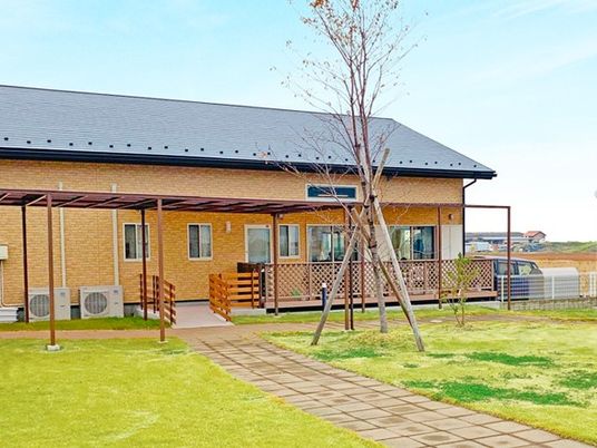 芝生のある建物外観  