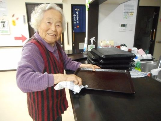 笑顔のおばあさんが食堂で