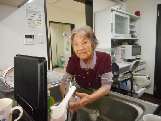 利用者が食器洗いをする様子