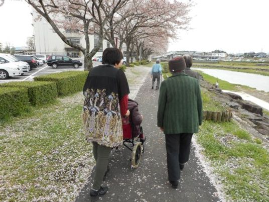 散歩する人々と桜