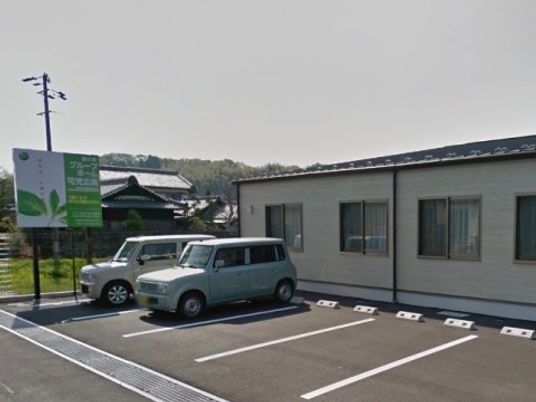 駐車場のある建物外観
