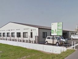 白い壁の建物と看板