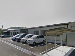 駐車場と建物外観