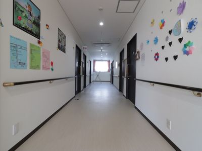 明るい施設の廊下