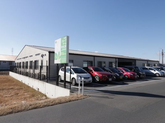 広々とした駐車場と建物