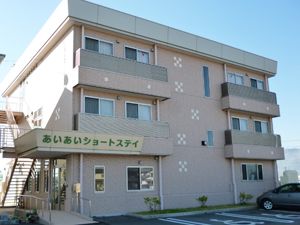 明るい建物の外観