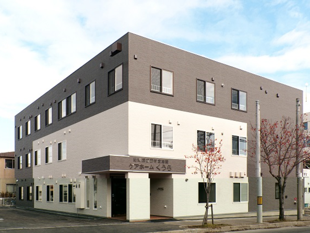 介護施設の外観 外観   落ち着いた色合いの3階建てで、窓が多く並ぶ建物です。出入口まわりはすっきりしており、来訪時の印象がやわらかいです。