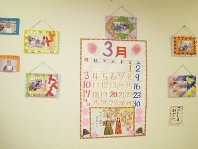壁に掛かるカレンダーと飾り