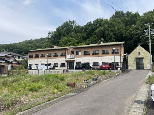 自然に囲まれた外観