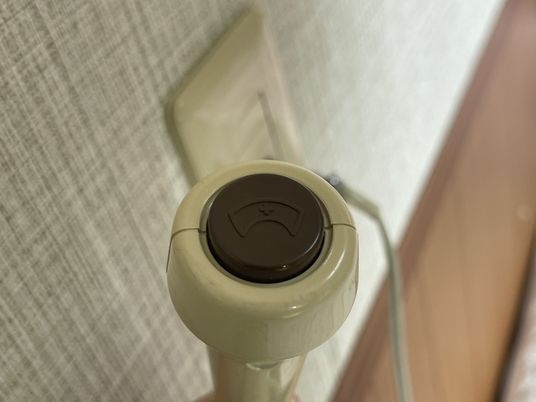 壁に設置されたナースコールボタン