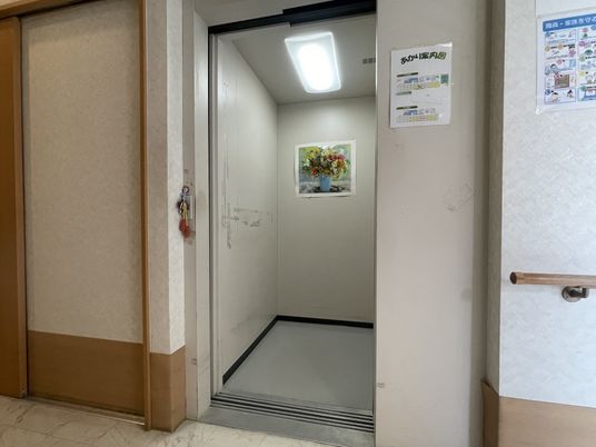 広々としたエレベーター
