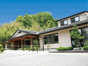 緑に囲まれた施設外観