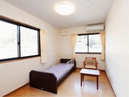 明るい居室の一角