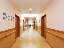 廊下に掲示物がある場面