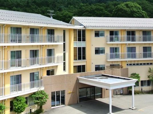 明るい外観の建物エントランス
