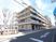 街中の明るい外観建物