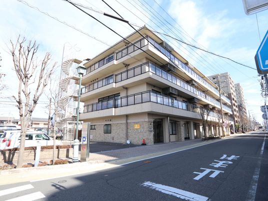 街中の明るい外観建物