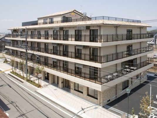 明るい外観の建物