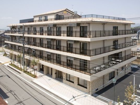 明るい外観の建物