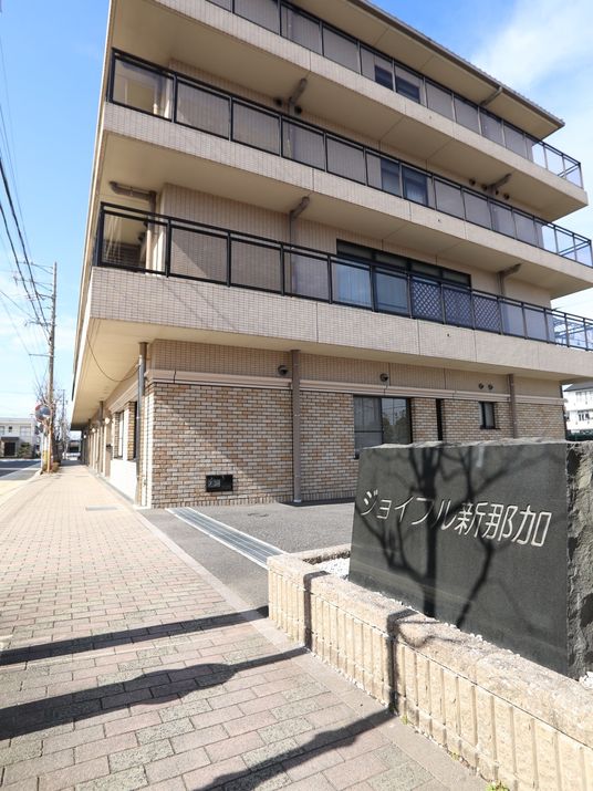日差しが明るい建物外観
