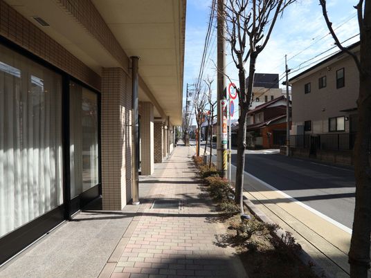 明るい通り沿いのエントランス