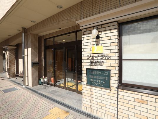 エントランス門扉と看板